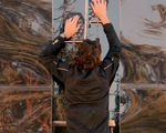 Video gecko glove humans climb glass walls  potentially hold more than 900 kg